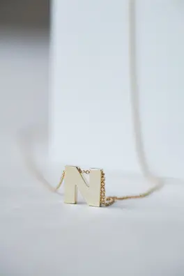 Ожерелье с буквой "N"