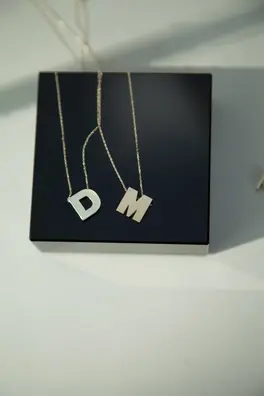 Ожерелье с буквой "M"