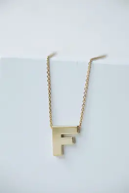Ожерелье с буквой "F"