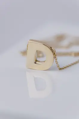 Ожерелье с буквой "D"