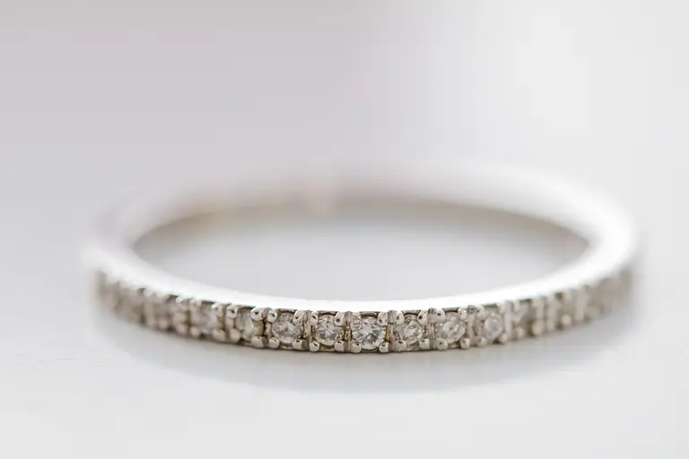 Кольцо с бриллиантовой дорожкой — фото 2